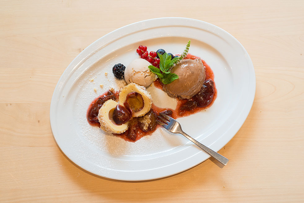 Dessert Nachspeise Mousse Eis Zwetschge Brauner Hirsch Waller